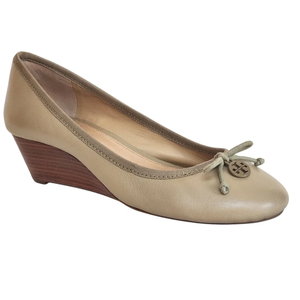 Tory Burch Tan Leather Wedge Pumps Gold Logo Bow 6.5